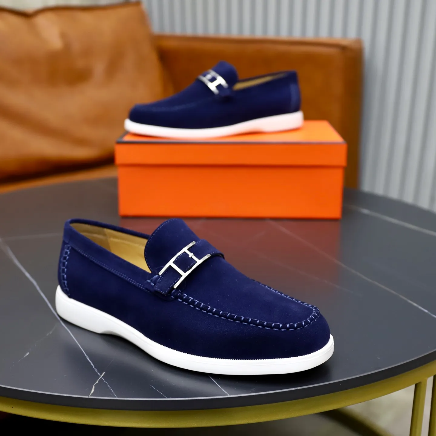 Ex-factory price: 540💰Hermès/Hermès slip-on men's shoes. This shoe is made of imported cow suede leather, with simple and smooth lines, and a 3CM rubber foam ultra-light sole combined with aerodynamic design! Youthful and fashionable, H button decoration, contrasting leather embellishment on the heel, calf lining to gently wrap your feet, with embossed logo cowhide feet, leather rock strips, casual and urban style, highlighting youthful vitality, sports and leisure version, super versatile Size number: 38-39-40-41-42-43-44 Standard leather shoe size (45 can be customized but does not support returns)